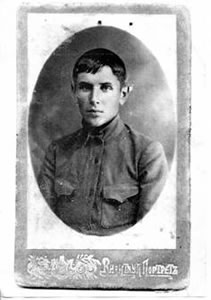 В июне 1922 г. добровольно вступает в РККА курсантом 4-й Киевской Артиллерийской школы